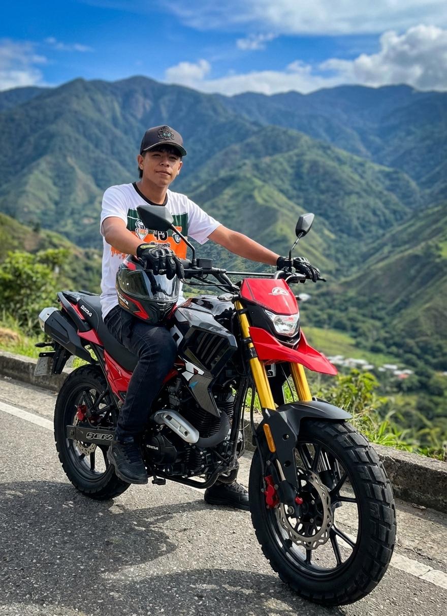  que debería salir montado en la moto con un estilo   de seguridad  y de modelo donde se.muestre tambien lo imponete y hermosa que es la moto. Para esta imgen puedes elegir un ambiente de aspecto abierto como parque montañas etc producto adjunto - Beellon CashLike