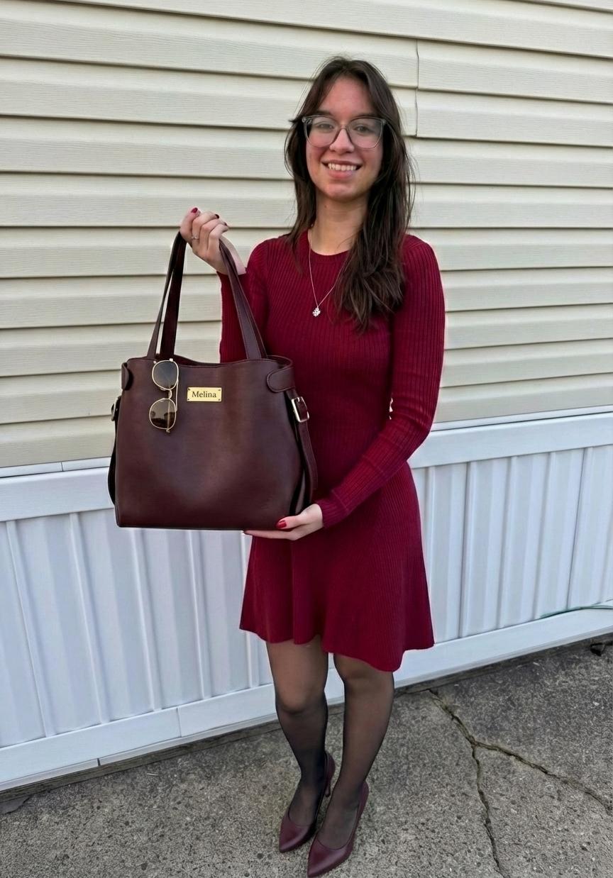 agrega una marca en la cartera que diga Melina que sea de metal dorado y agrega una gafas de sol - Beellon CashLike