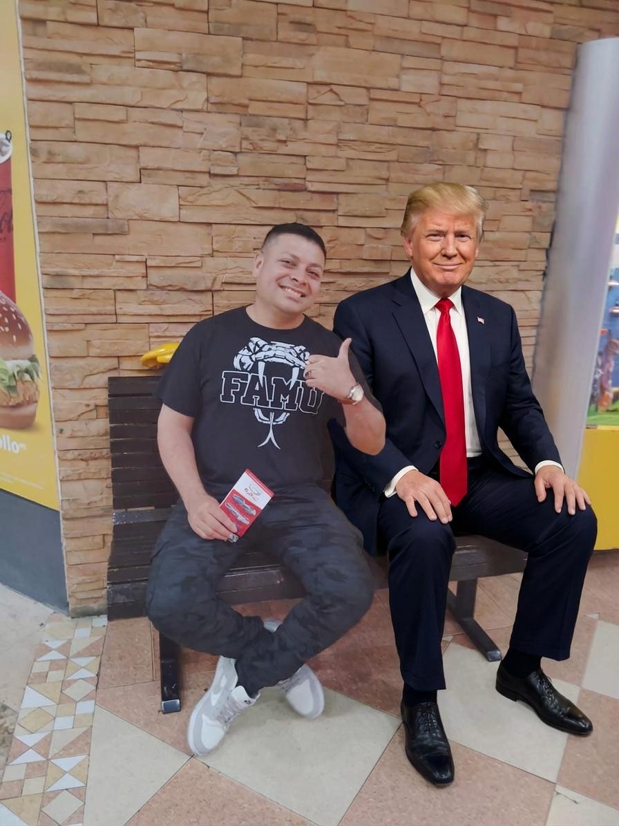 quitar el payaso del lado derecho y agregue a donal trump en su lugar - Beellon CashLike